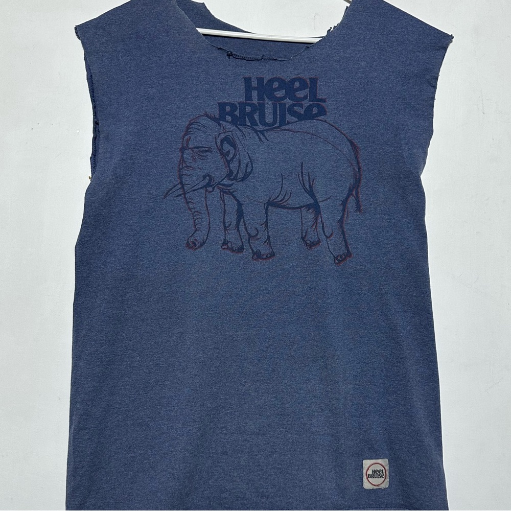 Heel Bruise Elephant Graphic chopped sleeveless shirt